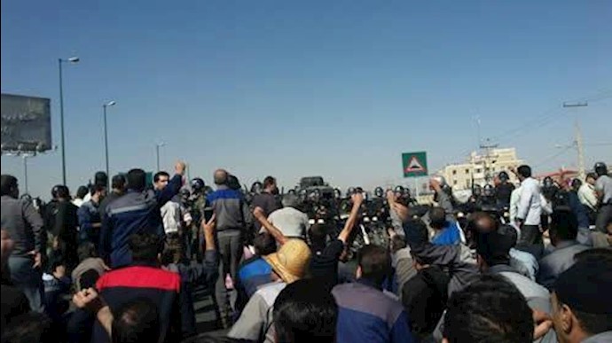 تجمعات احتجاجية لمواطنين منهوبة أموالهم في مدن «أراک» و «مشهد» و «بوشهر»