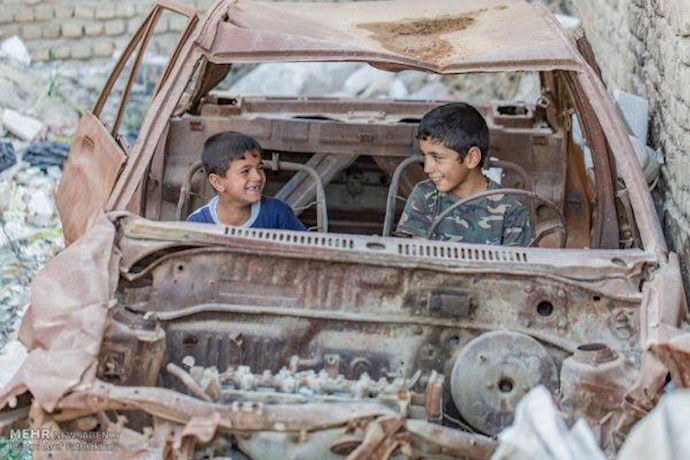 صور.. بيوت الصفيح علی بعد أمتار من طهران "المزرکشة"