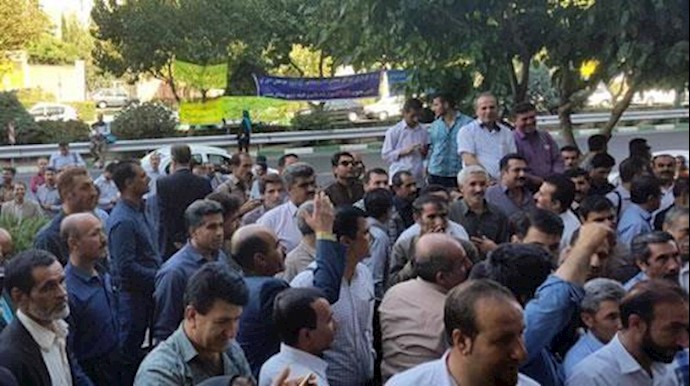 تجمع احتجاجي في طهران لمنتسبي الاتصالات بين القری العاملين في محافظات مختلفة