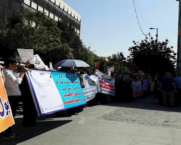 تجمع ومسيرة لأکثر من 1000 شخص من المودعين المنهوبة أموالهم في طهران + فيديو وصور