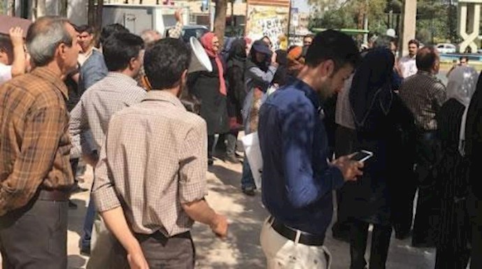 تجمع احتجاجي لمودعين منهوبة أموالهم من قبل مؤسسة کاسبين في العاصمة طهران ومدينة کرمان